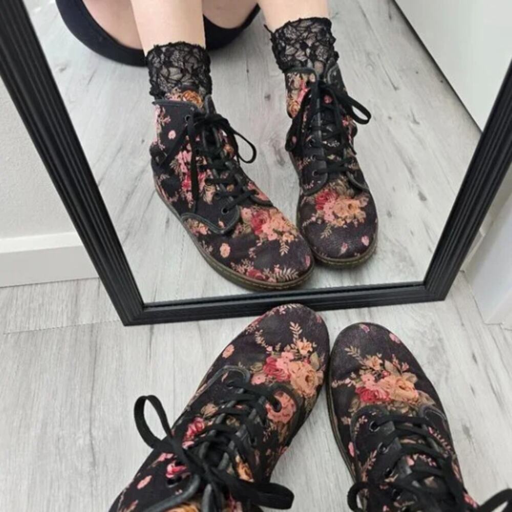 DR. MARTEN Shoreditch Victorian Floral Black Canvas Combat Boots Sz 6